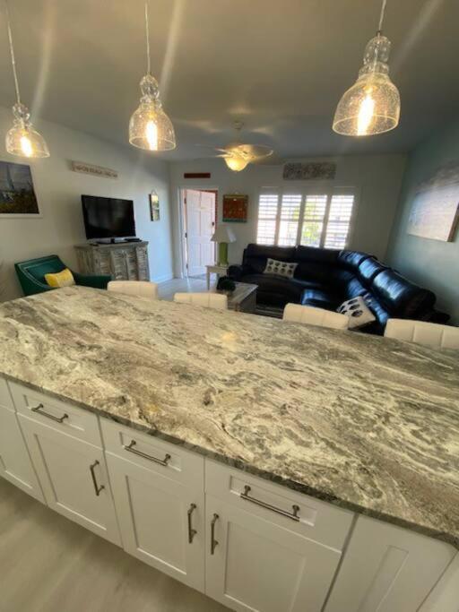 Beachfront Condo On Quiet Treasure Island- 1 Bed St. Pete Beach Exterior foto
